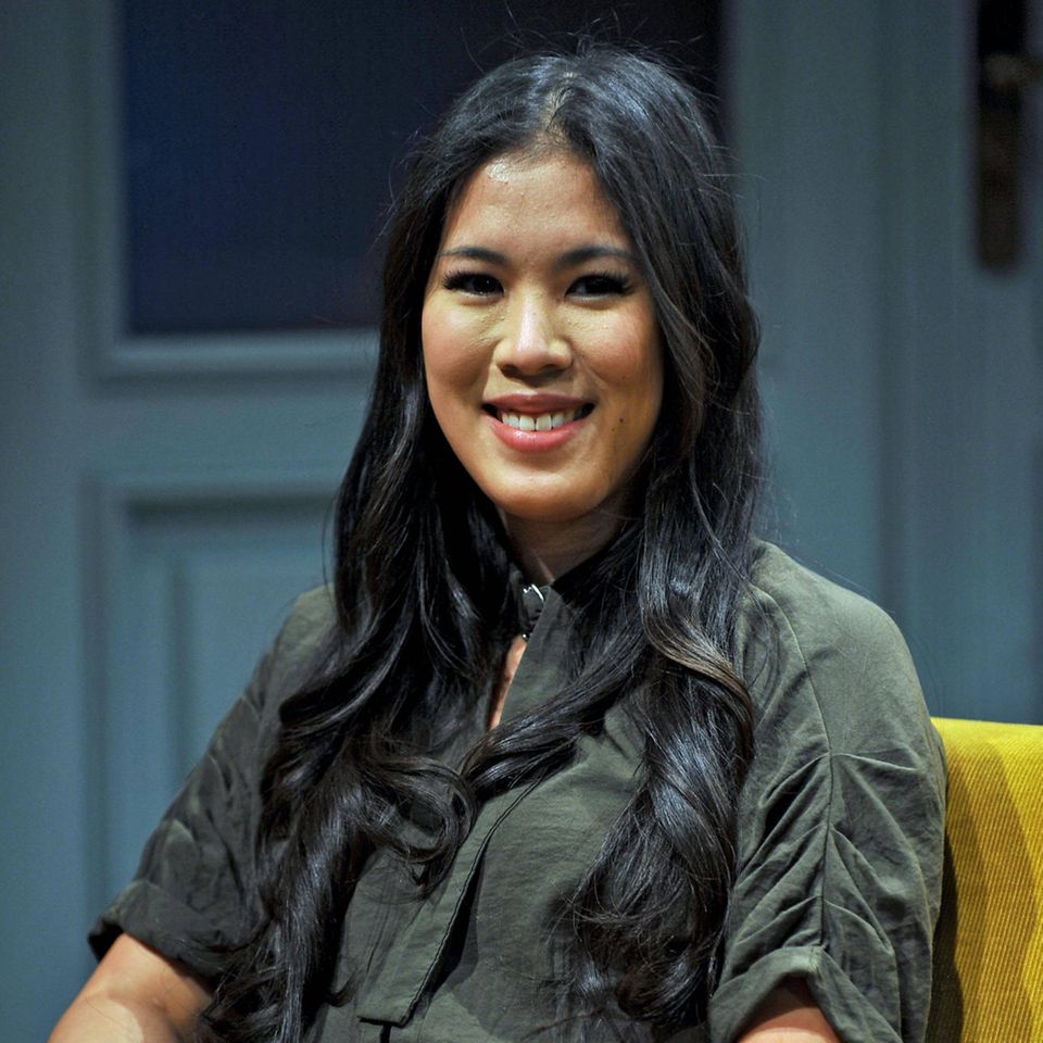 Mai Thi Nguyen-Kim: eine junge Frau sitzt in einem gelben Stuhl