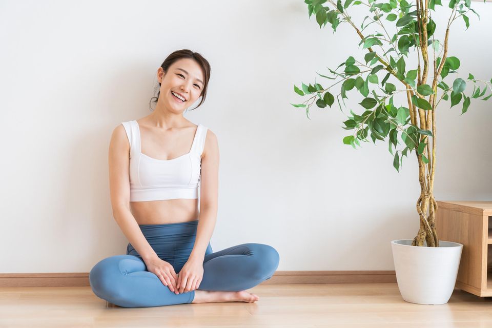 Sportliche Frau im Yoga-Outfit | Dieses japanische Trend-Workout soll deinen Körper in nur 5 Minuten straffen