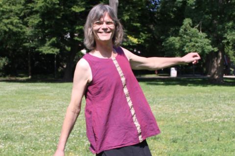 Sonnig: trans Frau Wiltrude Höschele in selbstgeschneiderten Kleidern