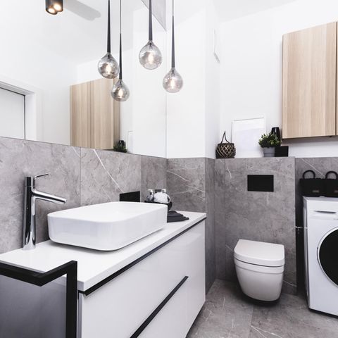 Trendig wohnen: Badezimmer mit Marmor und Schwarz-Weiß-Akzenten