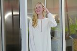 Elle Fanning scheint die Zeit an der französischen Riviera zu genießen! Die Schauspielerin versprüht mit ihrem strahlenden Lächeln ordentlich gute Laune und erinnert in diesem seidigen Traum aus Weiß an eine zarte Elfe.