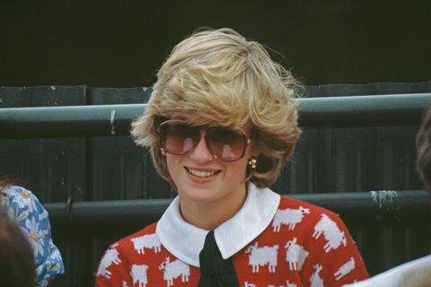 Bei einem Poloturnier im selben Jahr setzt Diana einmal mehr auf XXL in Brauntönen – so stylisch!