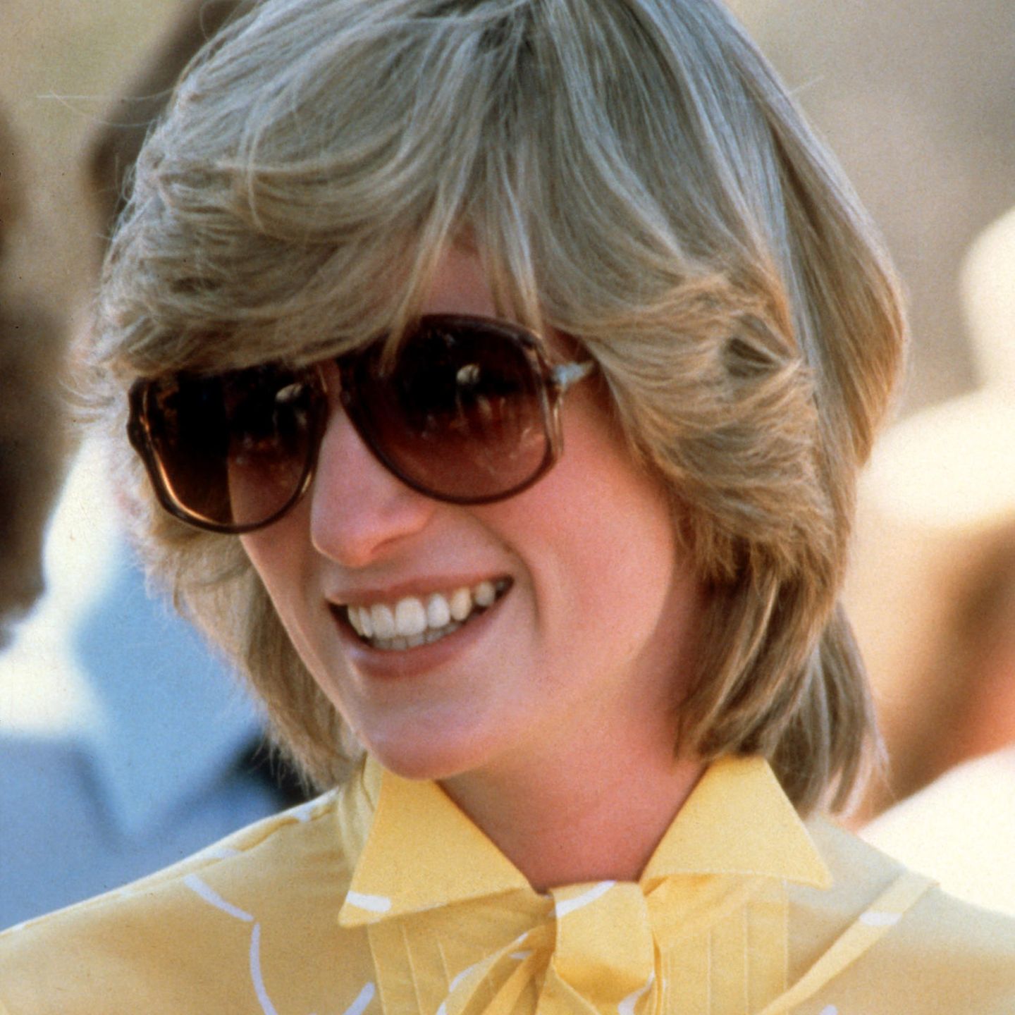 XXL-Shades in Brauntönen – Prinzessin Diana gilt bis heute als Stilikone auch in Sachen Sonnenschutz. Beim Besuch der Alice Springs School of the Air im März 1983 trägt sie ein Modell, das zwar einen Großteil ihres Gesichts verdeckt, ihr aber super coole Hippie-Vibes verleiht.