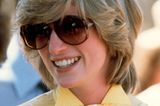 XXL-Shades in Brauntönen – Prinzessin Diana gilt bis heute als Stilikone auch in Sachen Sonnenschutz. Beim Besuch der Alice Springs School of the Air im März 1983 trägt sie ein Modell, das zwar einen Großteil ihres Gesichts verdeckt, ihr aber super coole Hippie-Vibes verleiht.