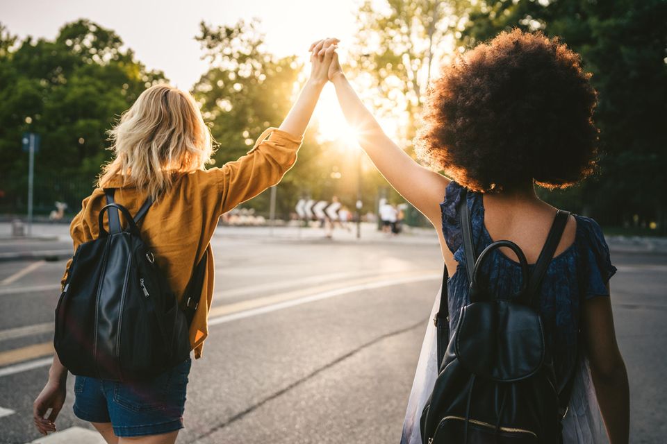Zwei Frauen halten Händchen: 10 Gründe, warum es nichts bringt, sich mit anderen zu vergleichen