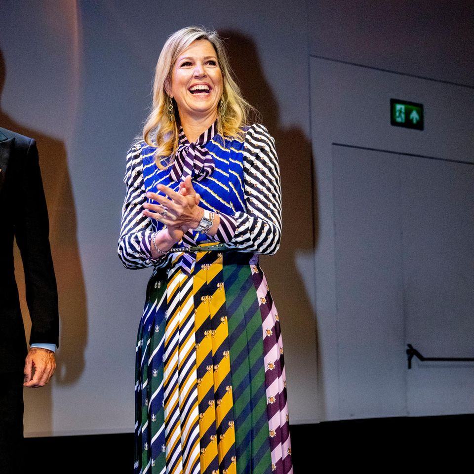 Auffälliger geht es ja wohl nicht! Königin Máxima entscheidet sich bei der Bekanntgabe der Gewinner des König Willem Preises in Groningen für eine Extraportion Farbe. Im bunten Kleid strahlt die 51-Jährige mit ihrem Outfit um die Wette und verbreitet direkt gute Laune.
