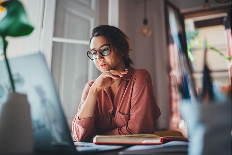 Work Hacks: Frau am PC überlegt, was sie als nächstes macht