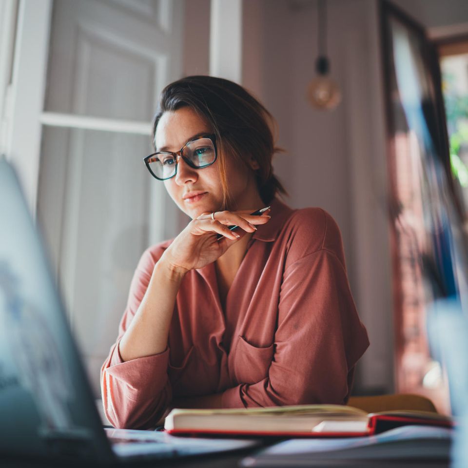 Work Hacks: Frau am PC überlegt, was sie als nächstes macht