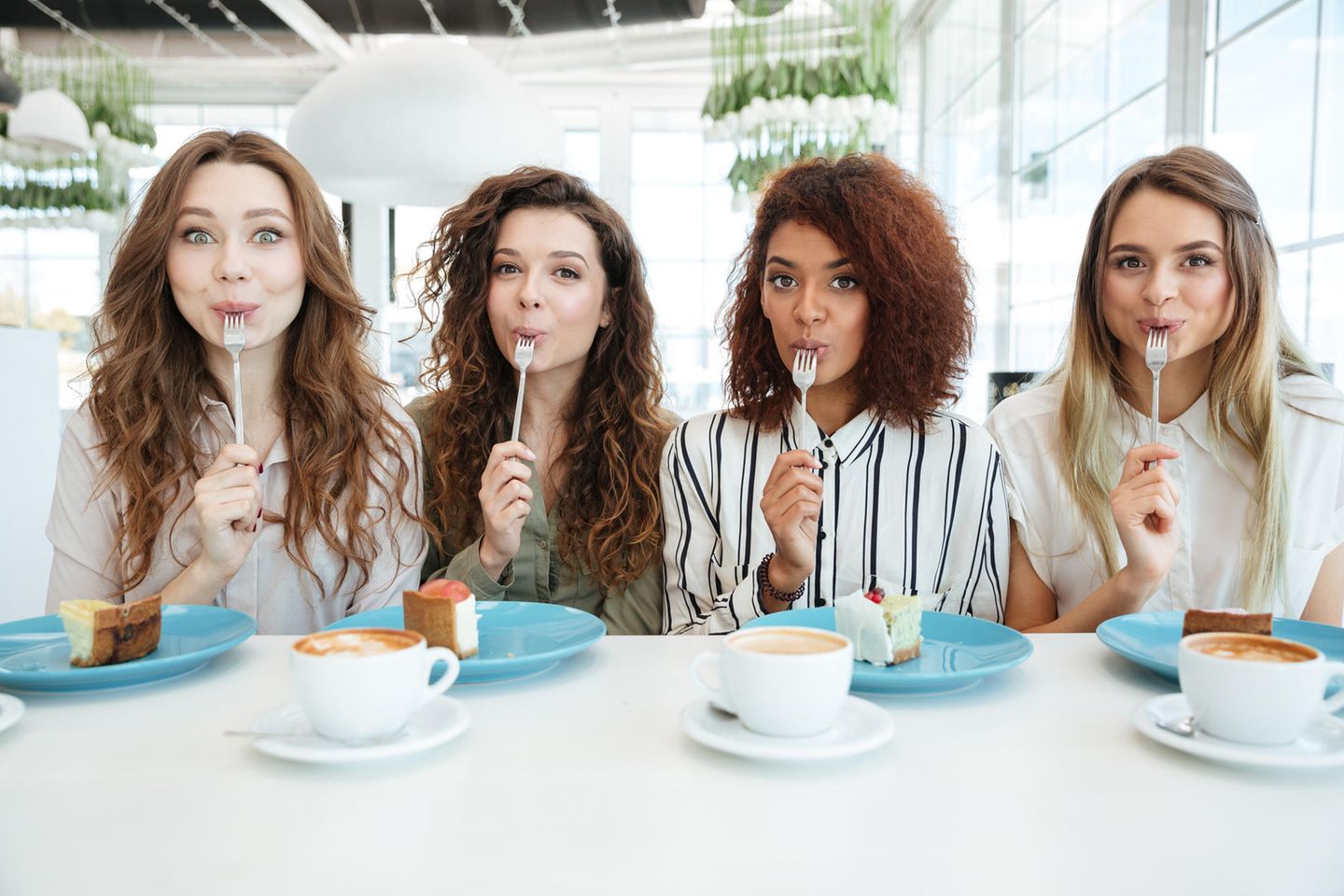 Thema Asexualität: Vier Frauen essen gemeinsam Kuchen und posen in die Kamera