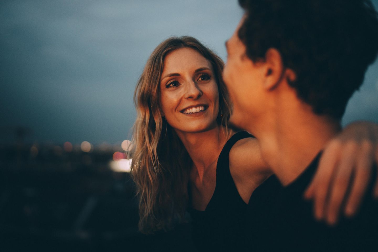Freundschaft zwischen Mann und Frau: Mann und Frau schauen sich lächelnd an