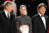 Für die Cannes-Premiere ihres neuen Filmes "Crimes Of The Future" setzt Schauspielerin Kristen Stewart auf eine Kreation ihres Lieblingsdesignhauses Chanel. Zum perlenbesetzten Top kombiniert die 32-Jährige einen opulenten cremefarbenen Rock.