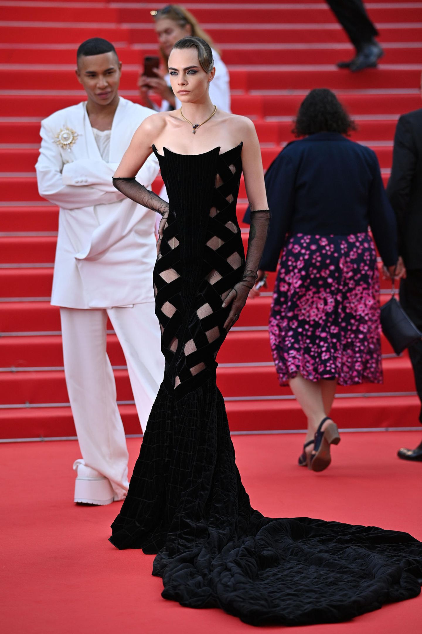 Cara Delevingne ist mit ihrem guten Freund und Designer Olivier Rousteing nach Cannes angereist und trägt natürlich ein Design aus seiner Balmain-Kollektion. 