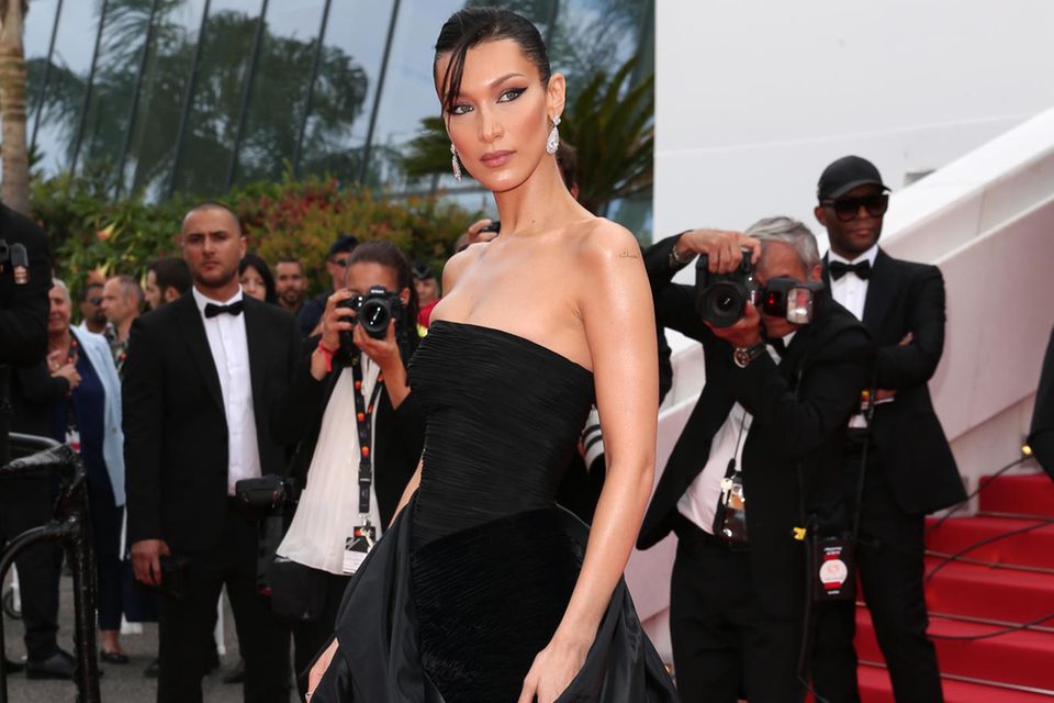 Bella Hadid profitiert in Cannes von ihrer guten Beziehung zu Donatella Versace. In Cannes darf sie ein Vintage-Versage-Kleid aus dem Jahr 1987 tragen, das noch von dem verstorbenen Designer Gianni Versace designt wurde. 