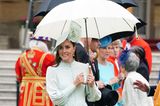 Es ist wieder Gartenparty Saison. Zur dritten Party im Buckingham Palast trägt Herzogin Catherine ein hochgeschlossenes Midi-Kleid mit Knopfleiste und Puffärmeln. Mit dem mintfarbenen Dress, hat Kate bereits in der Vergangenheit schon punkten können. Diesmal kombiniert sie einen farblich passenden Hut und Regenschirm dazu – wie ein Vollprofi! 