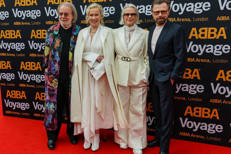 "ABBA Voyage" feiert Premiere. Da dürfen die vier Bandmitglieder Benny, Agnetha, Anni-Frid und Björn natürlich nicht fehlen. Doch die Freude über den gemeinsamen Auftritt hält nur für kurze Zeit: Nach der Veranstaltung postet die Band ein Foto mit der Zeile "der letzte Vorhang ist gefallen". Ist dieser Auftritt also wirklich der letzte gemeinsame Auftritt der schwedischen Kultband?