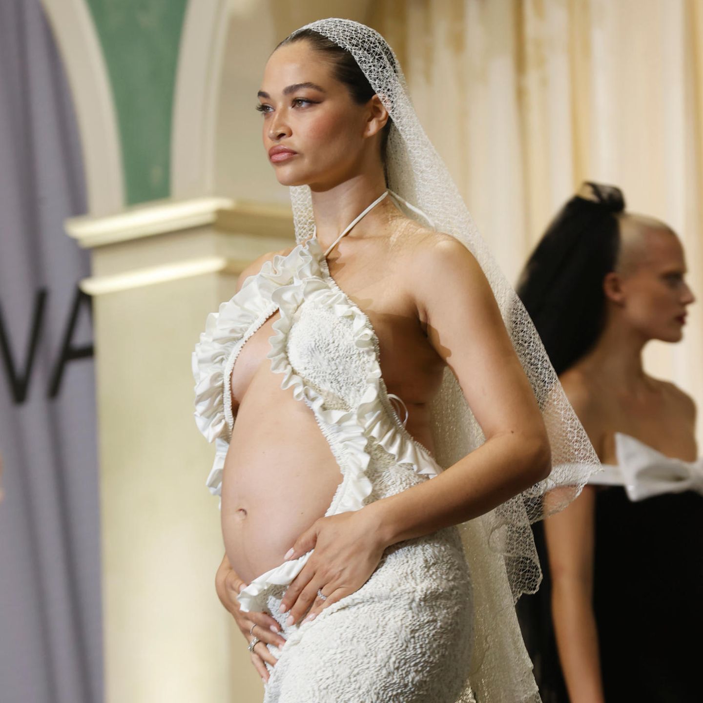 Auf dem Laufsteg der amfAR-Gala 2022 zeigt sich Model Shanina Shaik nicht nur in einem besonderen Look, sondern präsentiert gleichzeitig ihren Babybauch. Die Cut-Outs des Kleides setzen ihn perfekt in Szene. Erst vor wenigen Wochen hat die Australierin ihre Schwangerschaft bekannt gegeben.