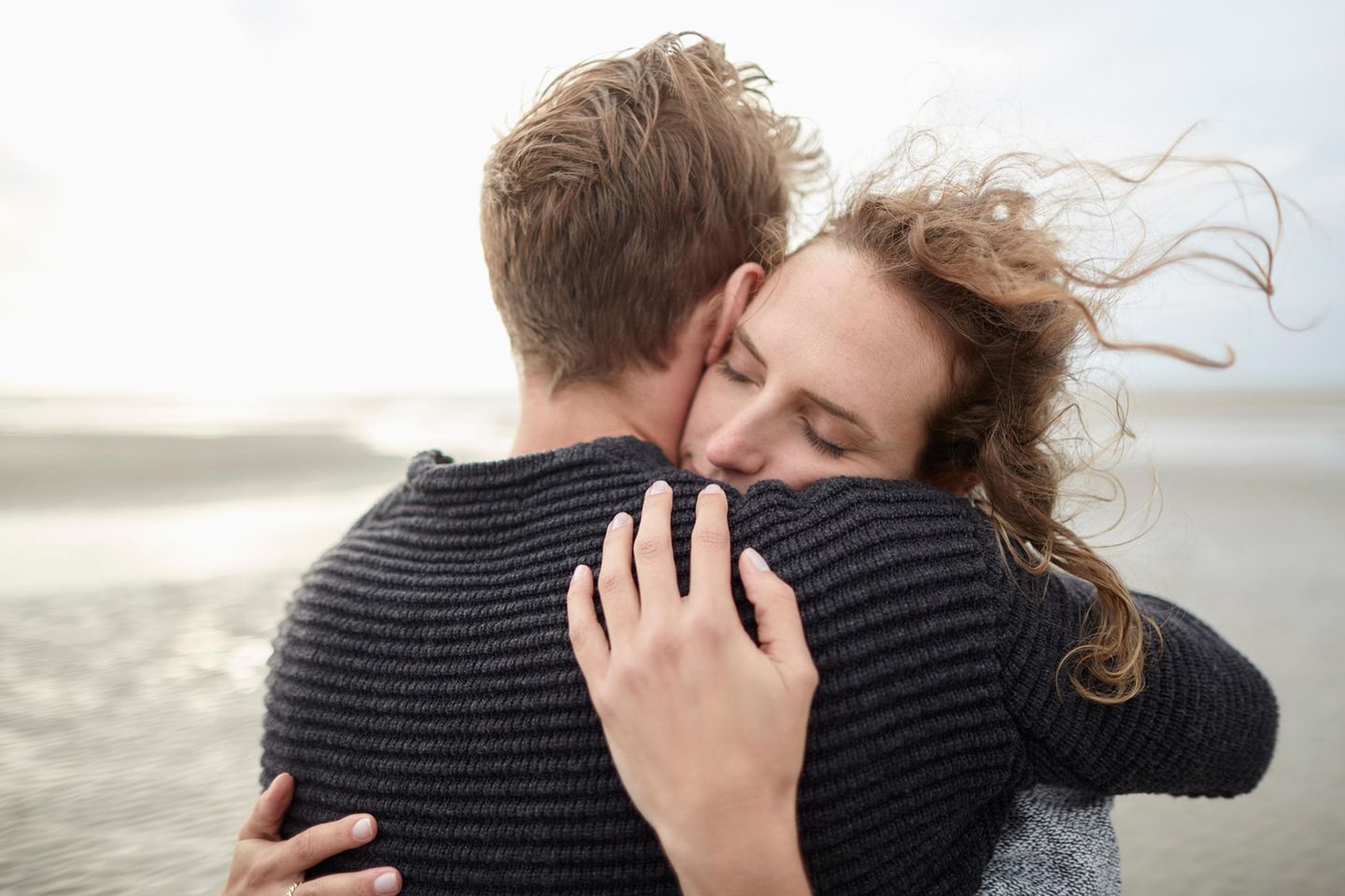 Studie zeigt: Mann und Frau umarmen sich fest