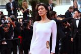 Topmodel Bella Hadid bezaubert auf dem Red Carpet in Cannes mit einem eleganten Cut-Out-Dress aus dem Jahr 1996, entworfen vom damaligen Gucci-Designer Tom Ford.