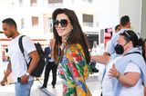 Gute-Laune-Look: Anne Hathaway macht im farbenfrohen Pailletten-Ensemble von Schiaparelli die Straßen von Cannes ein bisschen bunter.