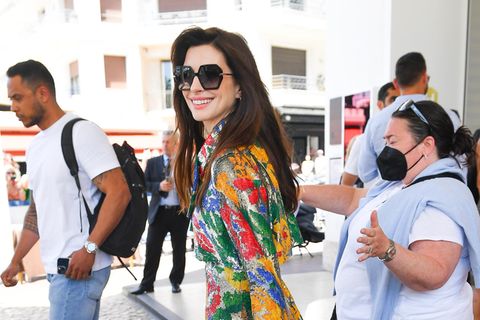 Anne Hathaway macht im farbenfrohen Pailletten-Ensemble von Schiaparelli die Straßen von Cannes ein bisschen bunter.