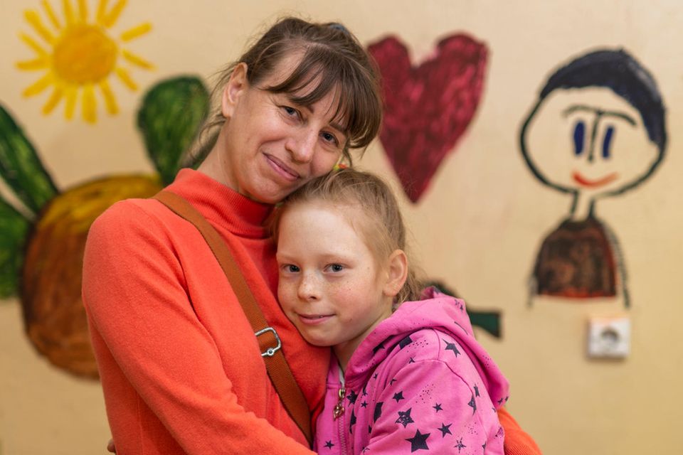 Patin für Morgen: Eine Mutter umarmt ihre Tochter