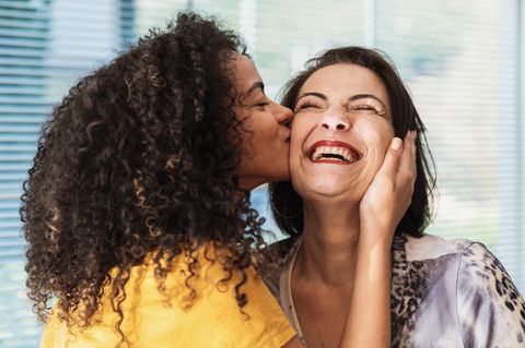 Ines Schipperges: eine erwachsene Tochter gibt ihrer Mutter einen Kuss