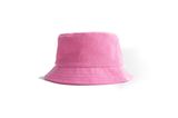 Ein Bucket Hat oder eine Mütze ist nicht nur ein schönes Accessoire zu Deinem Urlaubs-Outfit, es schützt Dich auch noch zusätzlich vor der Sonne – also unbedingt ab in die Strandtasche damit! Über Hollister, ca. 25 Euro.