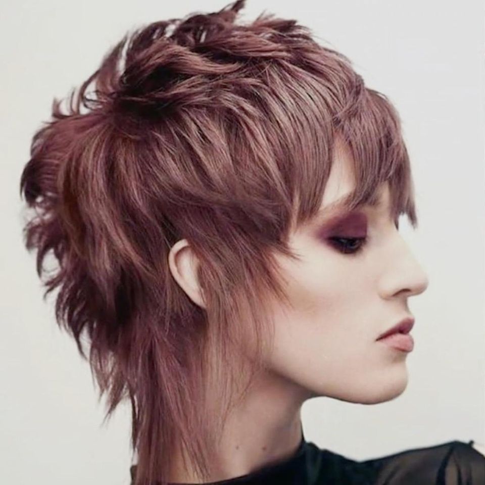 Frau mit Mixie Cut