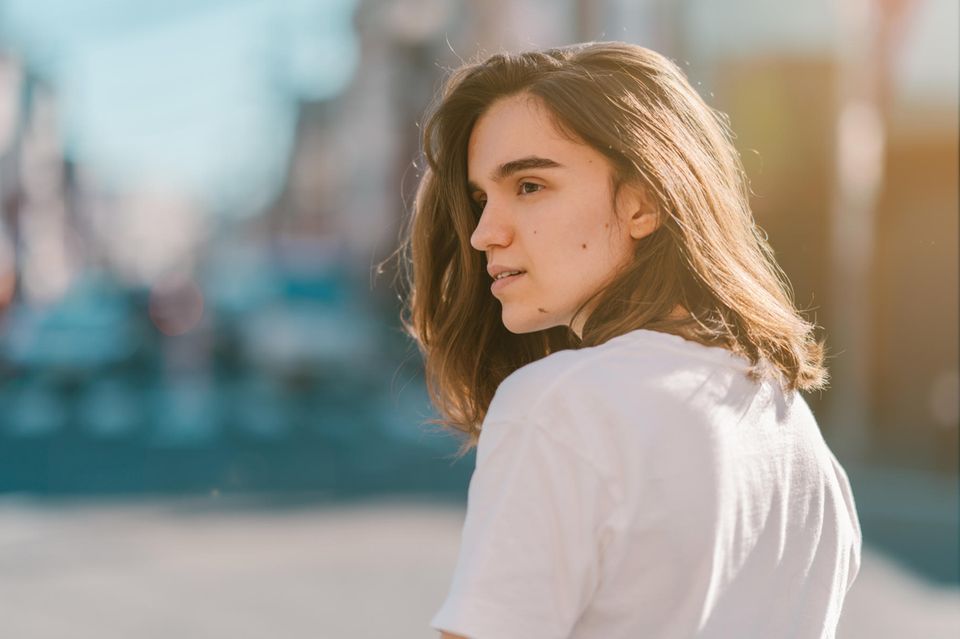 junge Frau mit brünettem Haar trägt das perfekte weiße T-Shirt