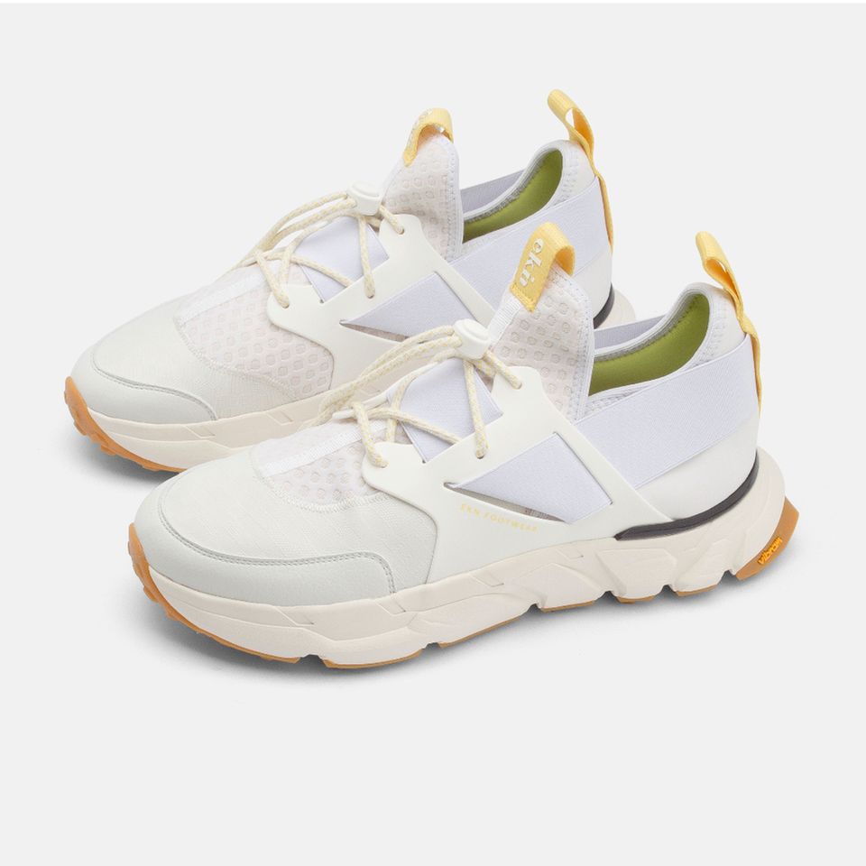 ekn footwear launcht als Zeichen gegen umweltschädliche Herstellungsweisen den Sneaker "Liana" aus recyceltem PET. Durch ein durchgängiges Gummiband im gesamten Schuh, passt er sich perfekt an den Fuß an. Über ekn footwear, ca. 220 Euro.