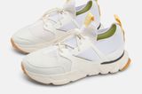 ekn footwear launcht als Zeichen gegen umweltschädliche Herstellungsweisen den Sneaker "Liana" aus recyceltem PET. Durch ein durchgängiges Gummiband im gesamten Schuh, passt er sich perfekt an den Fuß an. Über ekn footwear, ca. 220 Euro.
