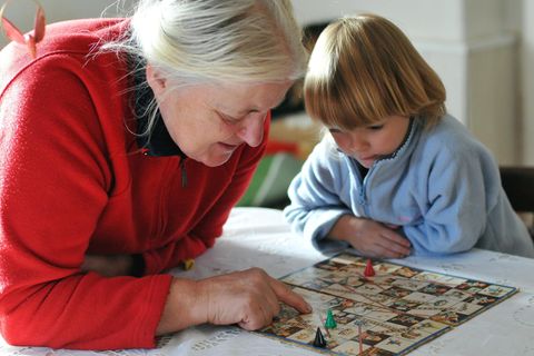 Zocken mit Oma: Kind spielt Brettspiel mit seiner Oma