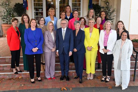 Australiens Premierminister Anthony Albanese zusammen mit den Ministerinnen und Mitarbeiterinnen des Kabinetts.