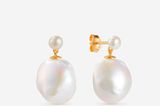 Egal ob auffälliger Statement-Schmuck oder lieber im minimalistischen Stil – in der neuen Bruna Bridal Collection mit Perlen ist für alle etwas dabei. Die Kollektion besteht aus unterschiedlichem Ohrschmuck, Ketten und anderem einzigartigen Schmuck. Ohrringe über Bruna the Label, ca. 155 Euro.