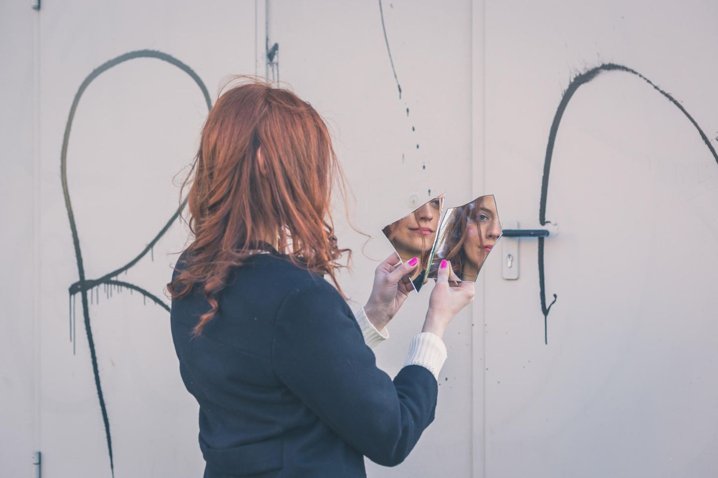 Psychologie: Eine Frau mit einem zerbrochenen Spiegel