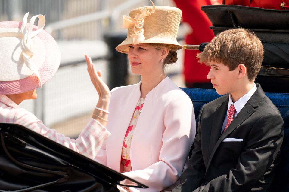 Lady Louise trägt einen Hut ihrer Mutter.