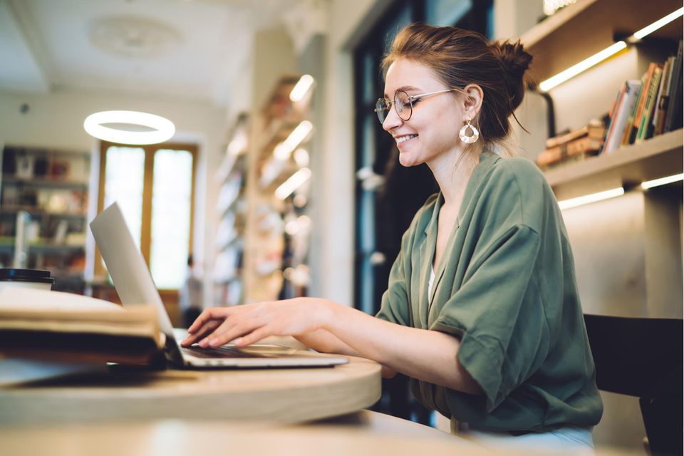 Arbeit mit Sinn?: Frau arbeitet an Laptop