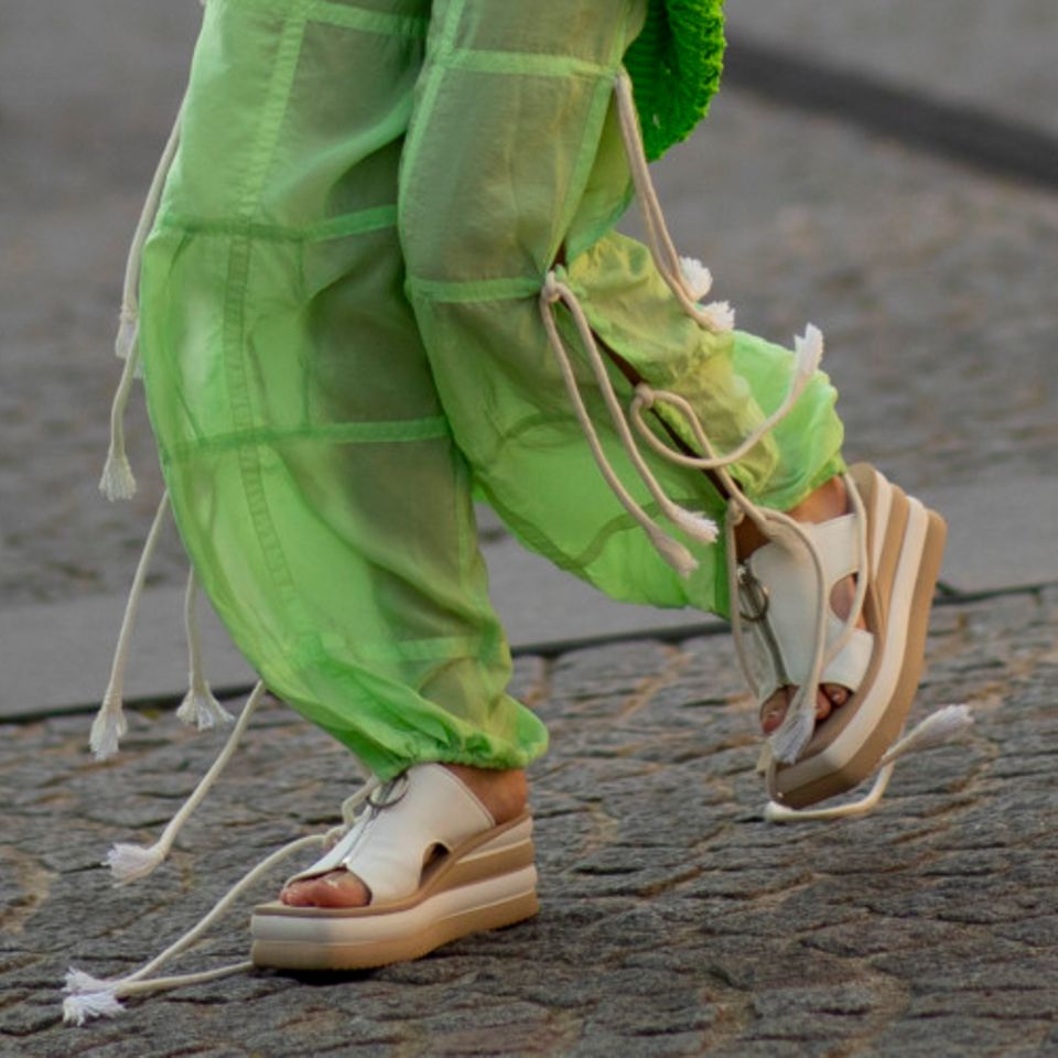 Sandalen-Trends: Grünes Outfit mit Plateau-Sandalen