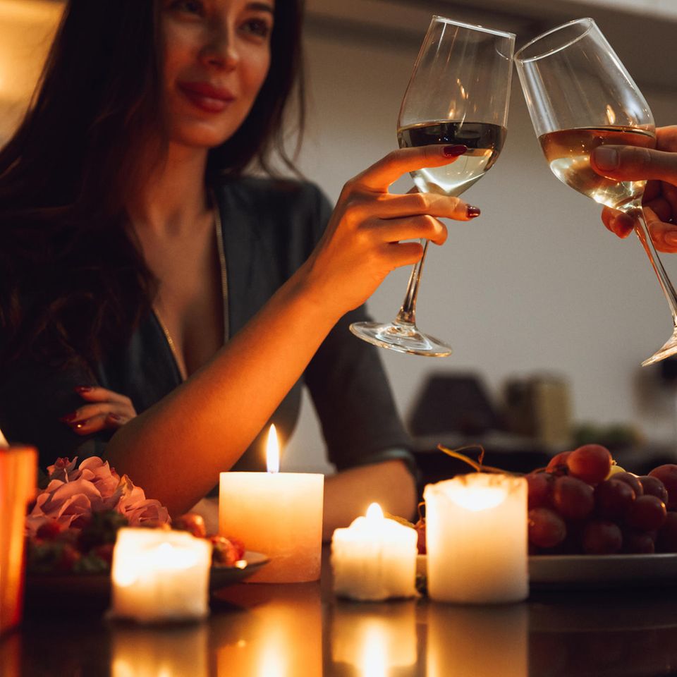 Seid ihr kompatibel?: Pärchen stößt bei romantischem Date mit Wein an