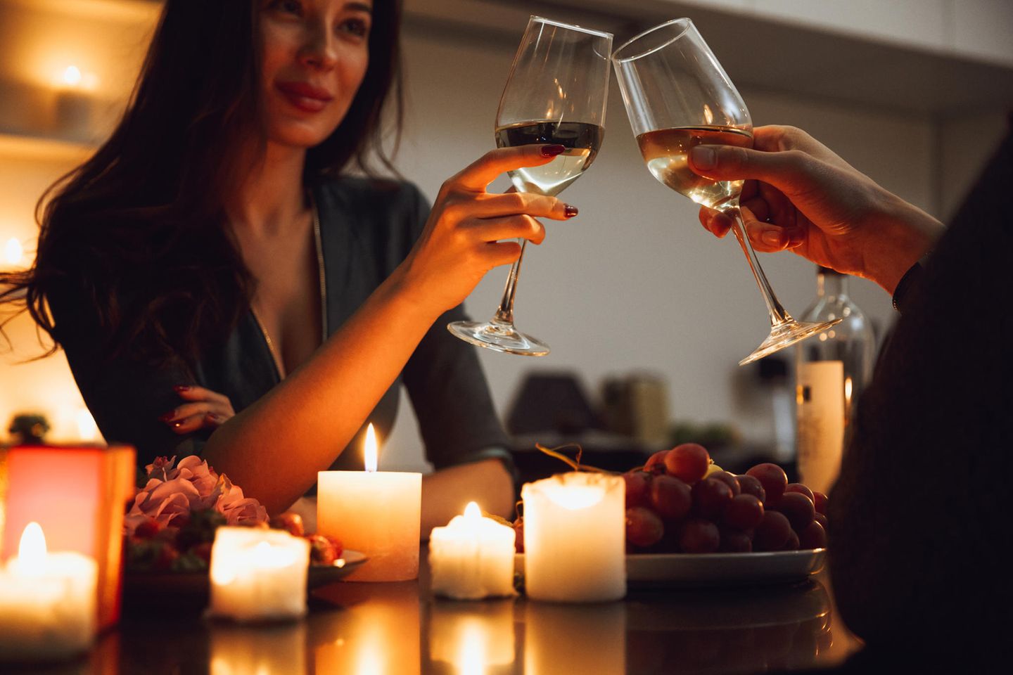Seid ihr kompatibel?: Pärchen stößt bei romantischem Date mit Wein an