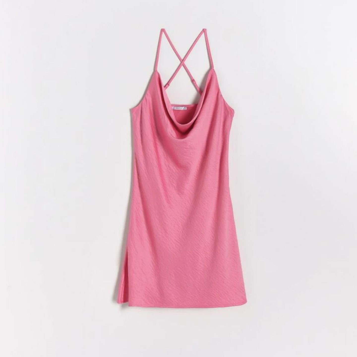 Dieses Slip-On-Kleid in Lingerie-Optik vereint mit seinem Wasserfall-Ausschnitt, seinem kurzen Schnitt und der frischen Farbe gleich mehrere Trends und ist in diesem Sommer aus keinem Kleiderschrank mehr wegzudenken. Von Reserved, kostet ca. 26 Euro. 