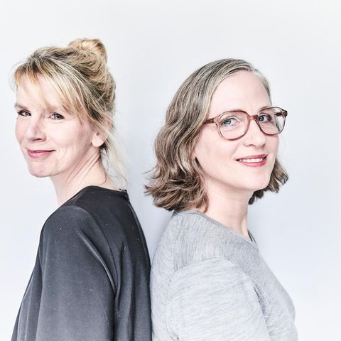 MENO AN MICH– Der Podcast für Frauen im mittleren Alter mit den Hosts Julia Schmidtz-Jortzig und Diana Helfrich.