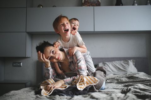Müdigkeitsdesaster: Frau wird von ihren energiegeladenen Kindern geweckt