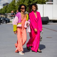 Wie schön Knallfarben im Sommer sind, zeigen diese beiden Bloggerinnen in Kopenhagen. In ihren bunten Outfits strahlen sie um die Wette und versprühen ordentlich gute Laune.