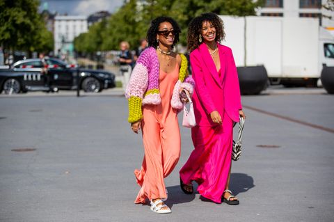Wie schön Knallfarben im Sommer sind, zeigen diese beiden Bloggerinnen in Kopenhagen. In ihren bunten Outfits strahlen sie um die Wette und versprühen ordentlich gute Laune.