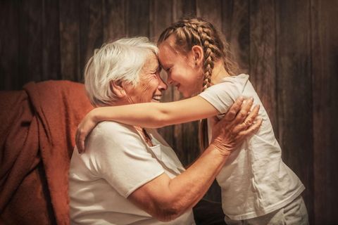 Kindheitserinnerungen: Oma und Enkelin schauen sich ganz nah und lachend an