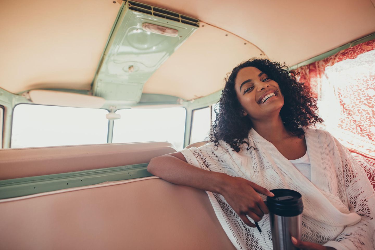 Glückliche Frau in einem Van: Warum psychologischer Wohlstand der Schlüssel zu einem zufriedenen Leben ist