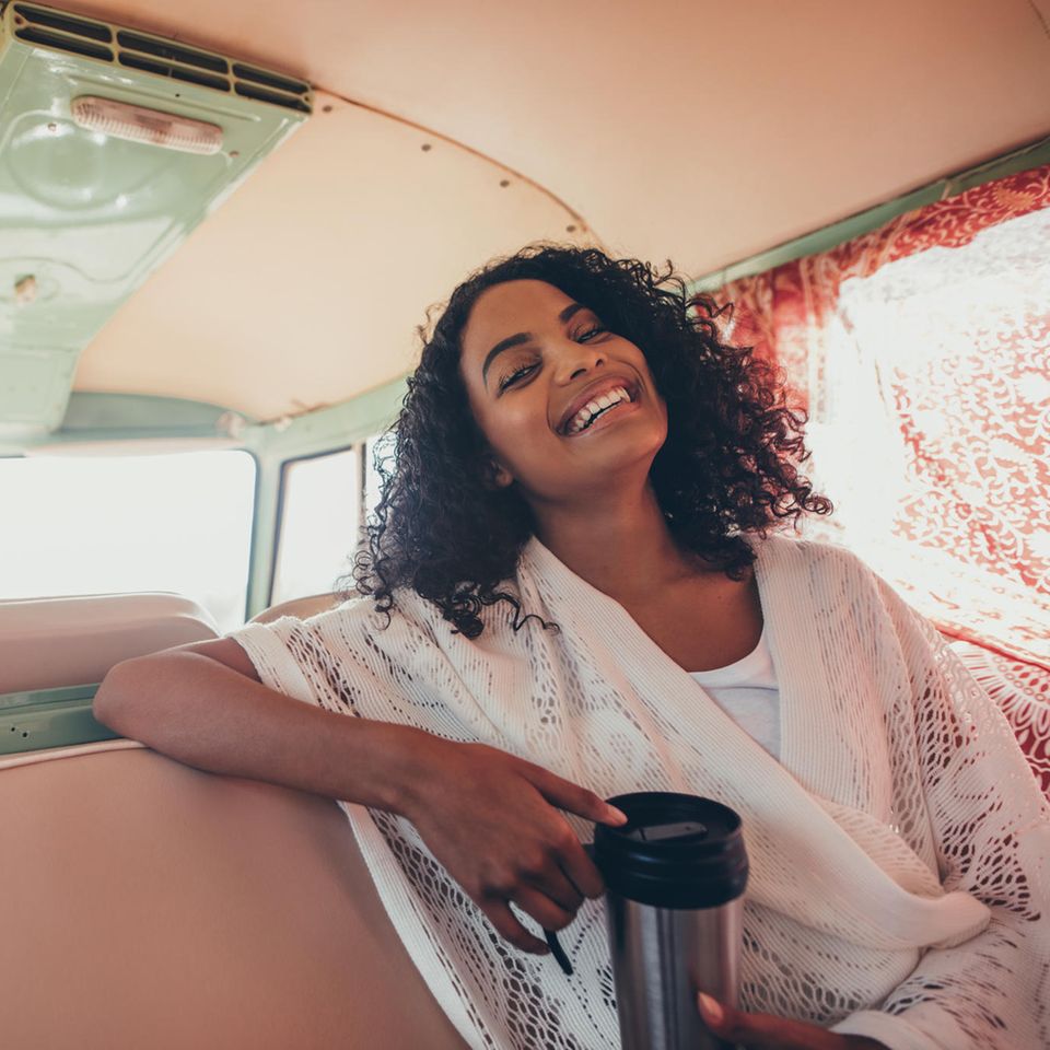 Glückliche Frau in einem Van: Warum psychologischer Wohlstand der Schlüssel zu einem zufriedenen Leben ist