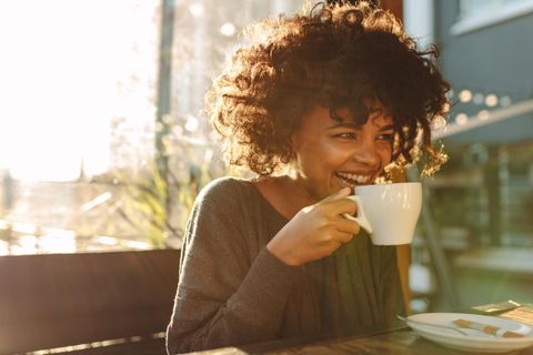 Frau trinkt Kaffee: Deinen Kaffee so zu trinken, könnte dein Leben verlängern