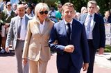 Zum Besuch eines Wahllokals stylt sich Brigitte Macron gewohnt elegant. Ihr Blazer in cremefarben ist tailliert geschnitten, bekommt durch Lederapplikationen an den Schultern ein interessantes Upgrade. Dazu trägt die Ehefrau des Amtsinhabers eine weiße Schluppenbluse.